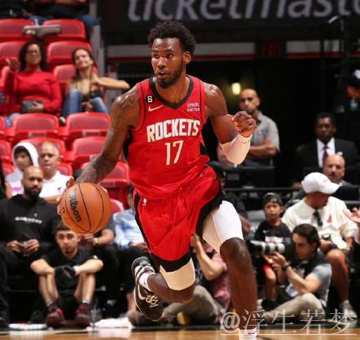 伊森持球突破 篮下腾空双手扣篮