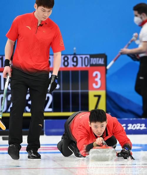 男子冰壶世锦赛循环赛：中国队迎战美国队
